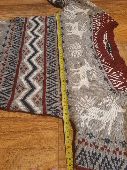 Świateczny sweter z motywem skandynawskim
