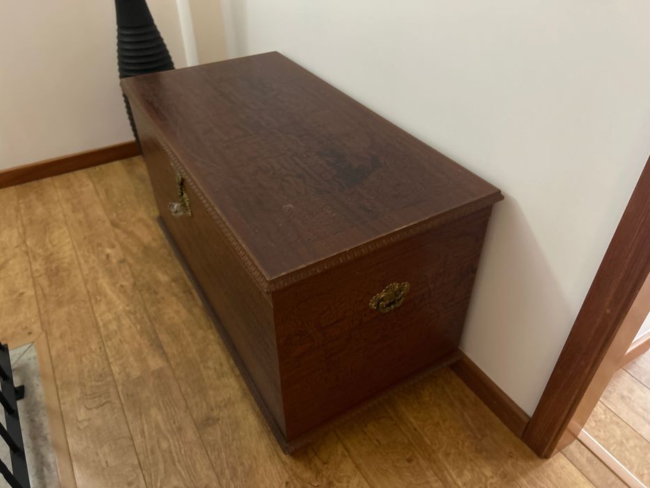 Arca em madeira maciça