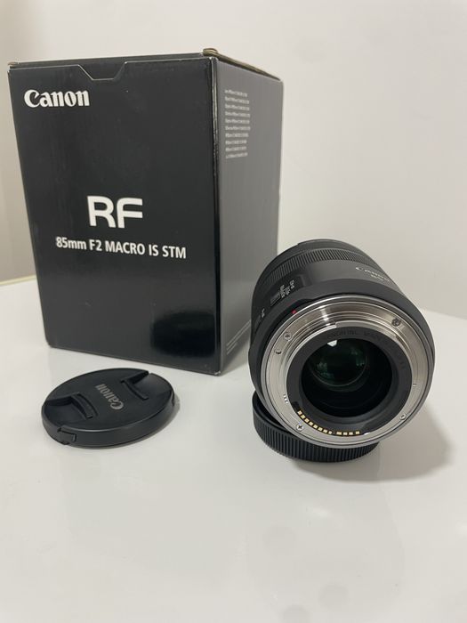 Canon RF 85mm F2 Macro IS STM