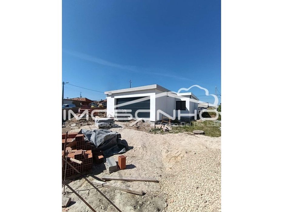 Moradia T3 de linhas modernas