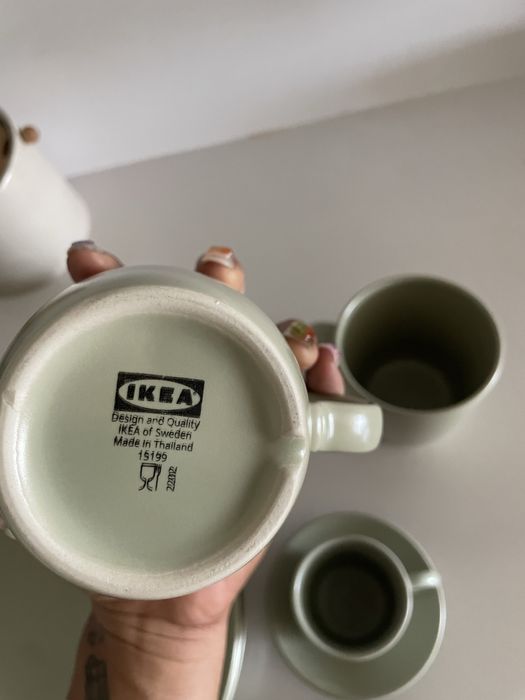 Conjunto loiça cerâmica com pratos, canecas e chávenas