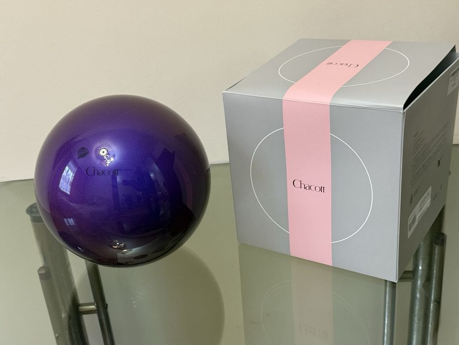 Предмети для художньої гімнастики ,м'яч ,скакалка ,булави,обруч.