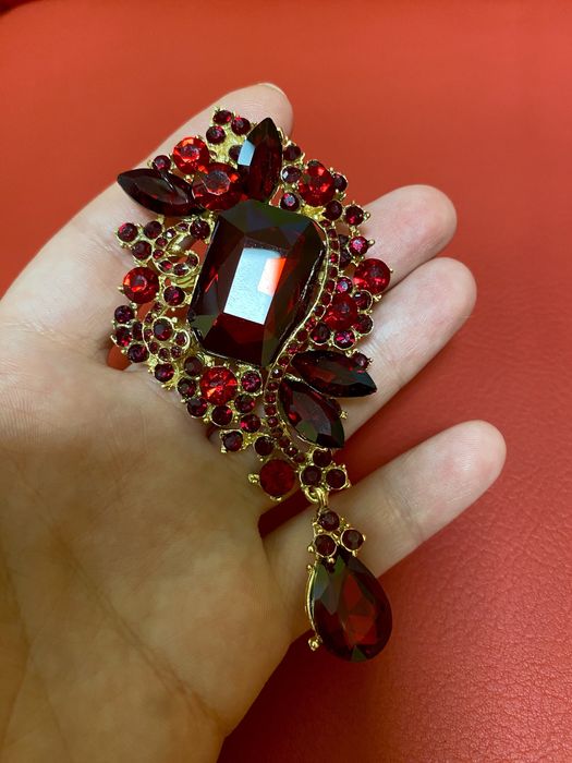 Broszka w stylu vintage czerwona