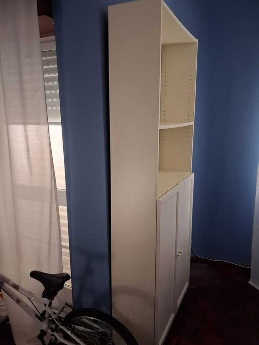 Estante IKEA, modelo BILLY branca c/portas
