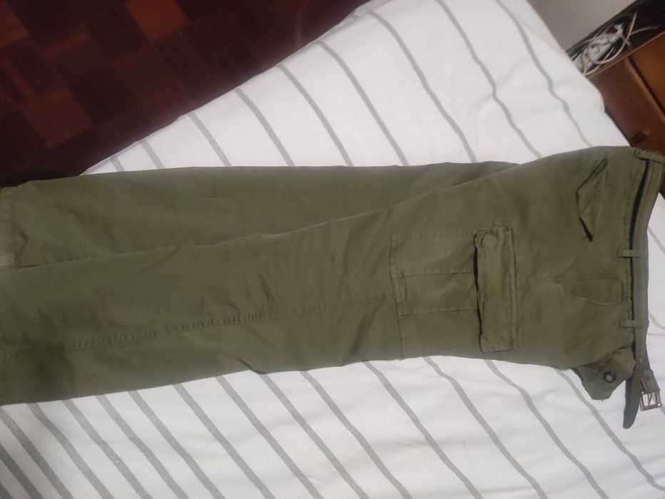 Calças com bolsos laterais tipo Kargo