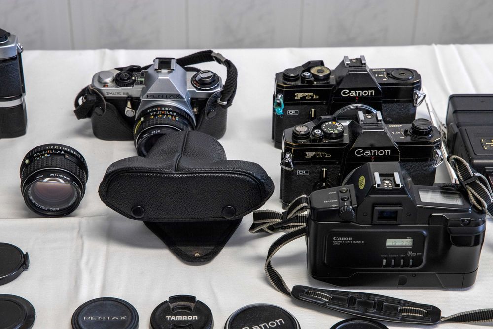 Lote de câmeras fotográficas+objetivas+acesórios