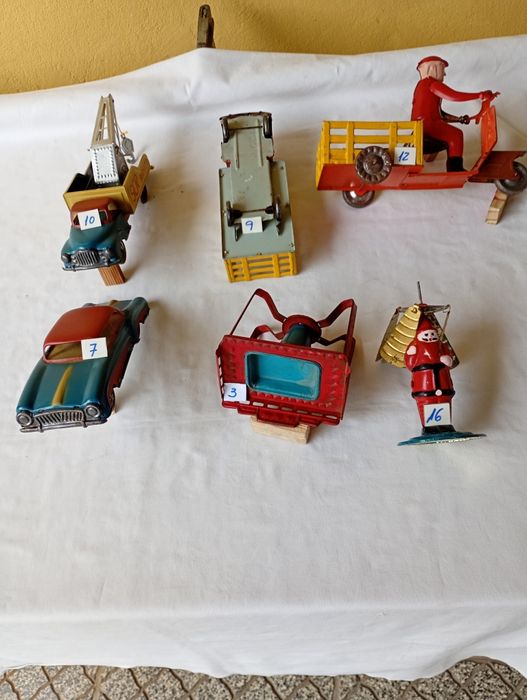 Brinquedos em folha flandres (A.M.L.)