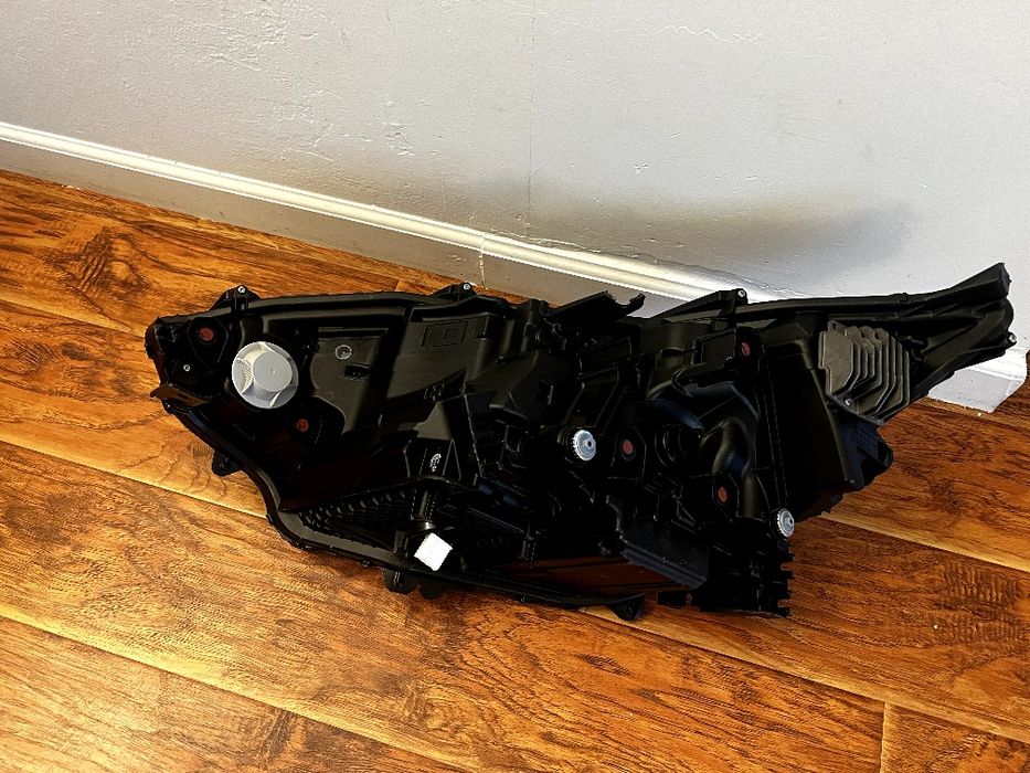 Фара Toyota bz4x права