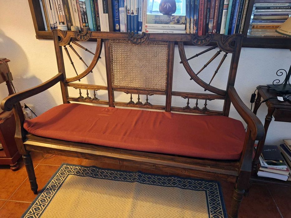 Namoradeira de Estilo Inglês em Madeira e Palhinha – Peça de Coleção