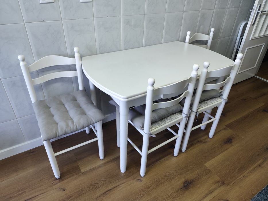 Mesa e cadeiras de cozinha
