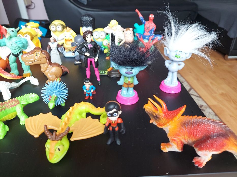 Figurki postacie dinozaury stwory Trole Minionki 35 szt