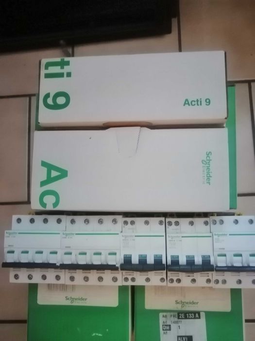 37 szt schneider nowe nie używane aparaty elektryczne