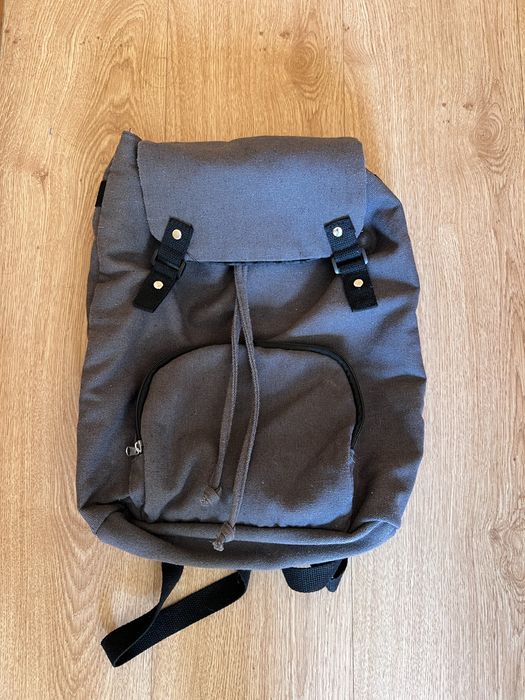 Mochila cinzenta com bastante espaço