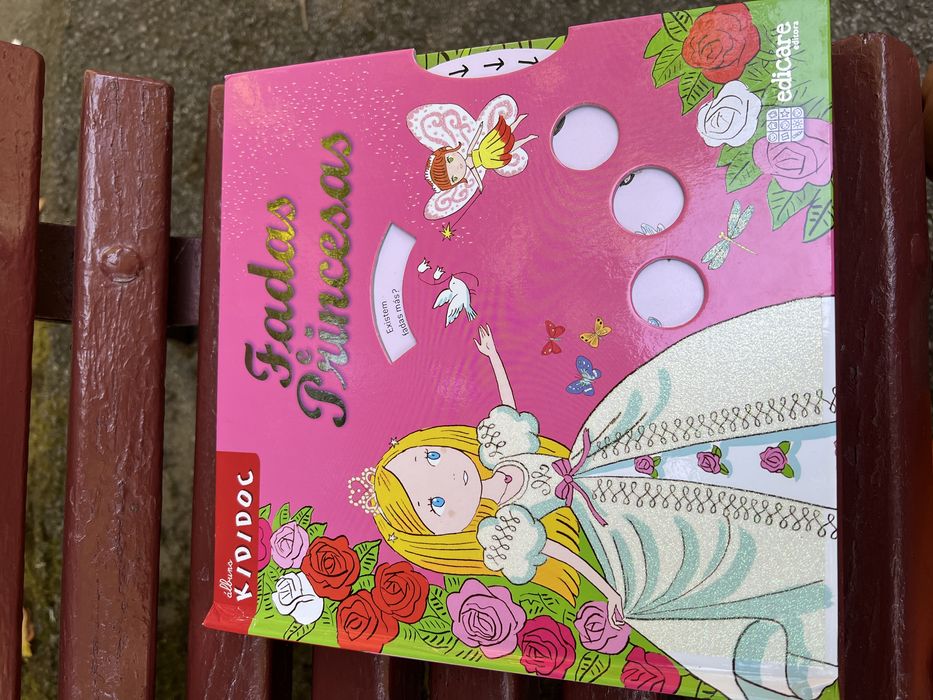 Livro infantil com páginas interativas