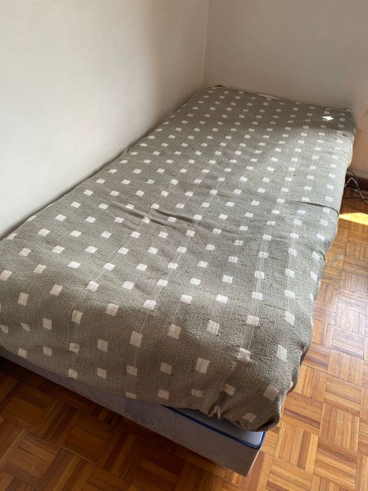 Cama de solteiro com mesinhas de cabeceira
