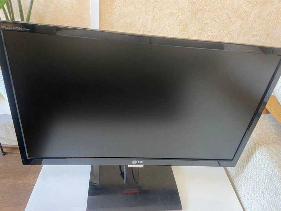 Монітор LG E2360V-PN 23" — стильний FullHD монітор у чудовому стані