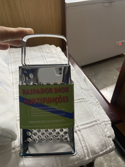 Chávenas de café, ralador e porta velas