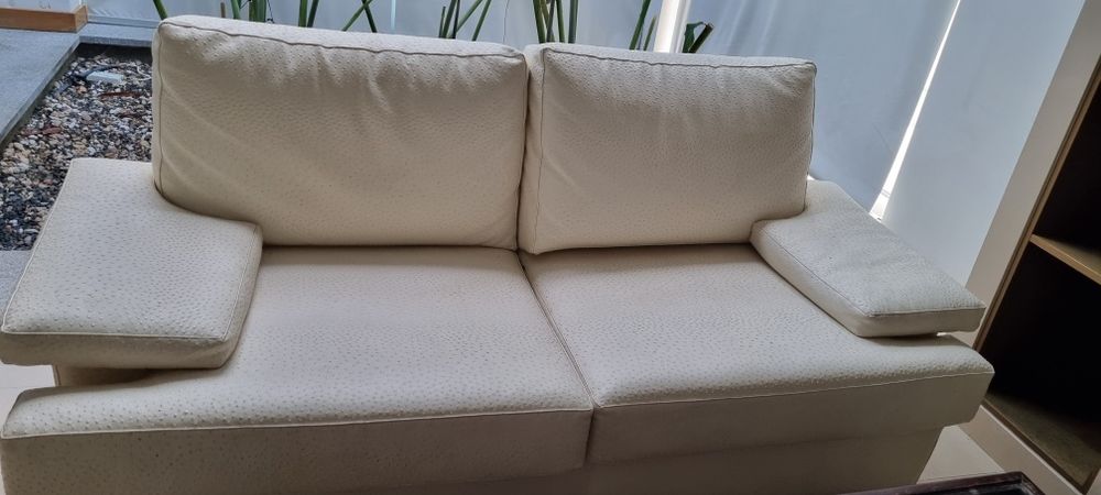 Sofá de dois lugares em pele, cor creme e em muito bom estado.