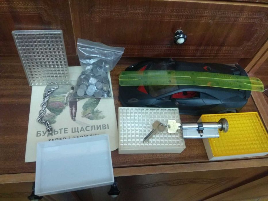 іграшка машинка та інші