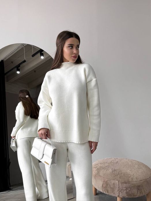 Теплий вязаний жіночий костюм з прямими штанами