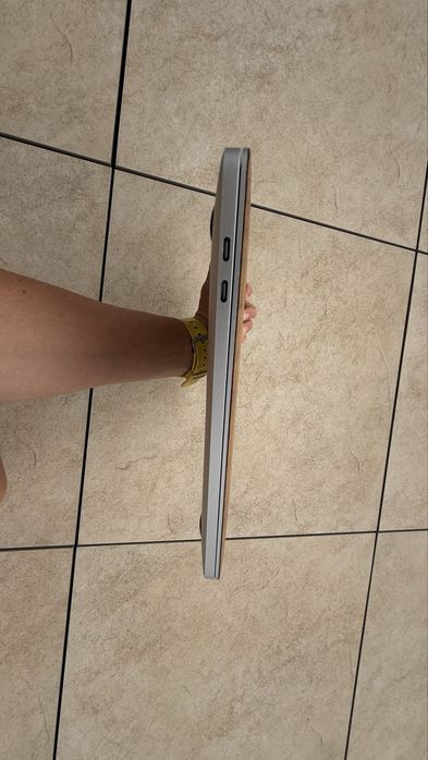 MacBook Pro 13" M1, 8GB RAM, 256GB SSD – Stan super, pełen komplet