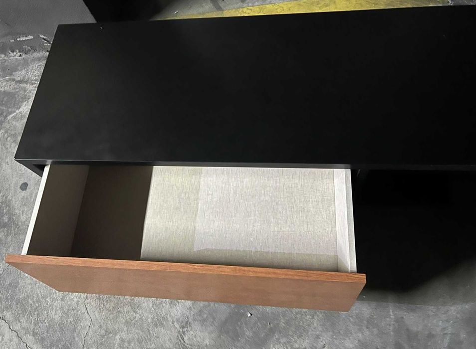 Móvel de tv com duas gavetas