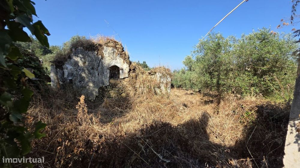 Ruína nas Olalhas a 3 kms de Ferreira do Zêzere e do Rio Zêzere — Olalhas, Santarém