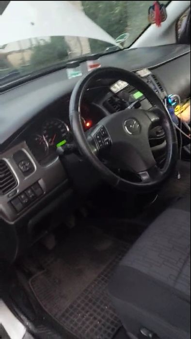 Мазда MPV автомобіль
