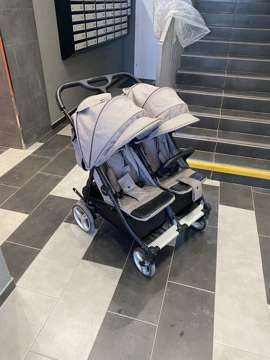 Ди тяча коляска для двох