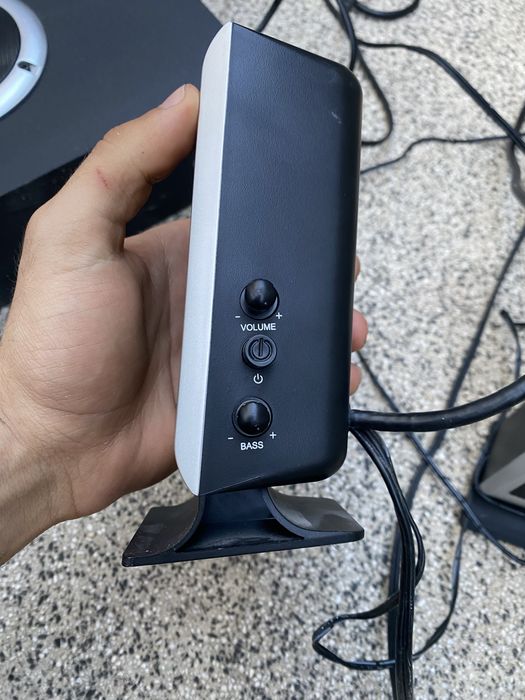 Sistema de som Logitech 2.1 com subwoofer