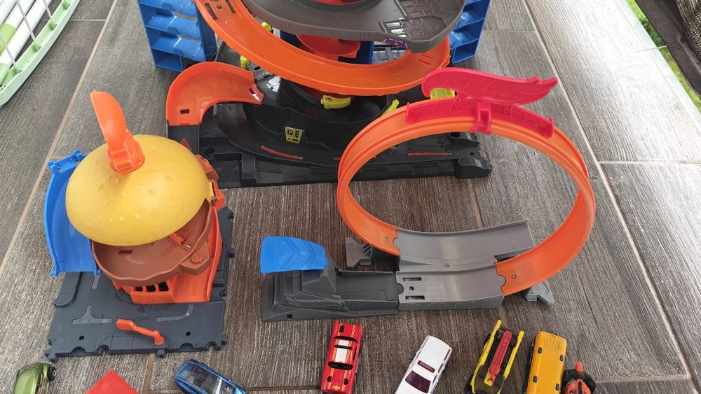 Garaż zabawkowy Hot Wheels  z autkami