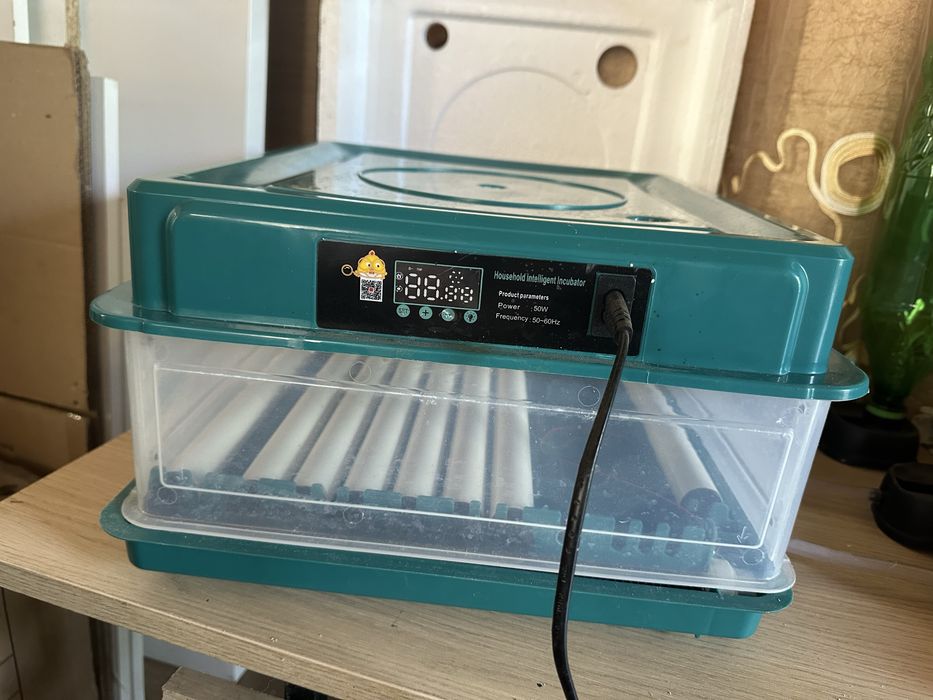 Chocadeira automática 36 ovos de galinha / 90 coderniz