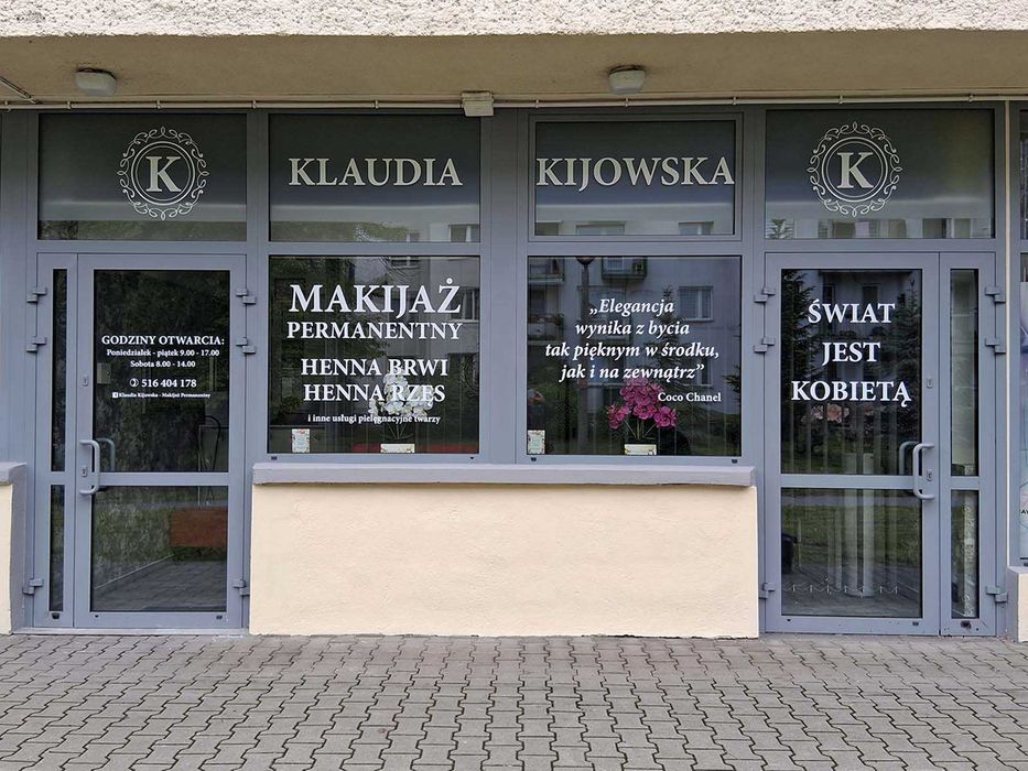 Oklejanie szyb witryn, wystaw sklepów, dziurkowaną mrożoną ploterowaną