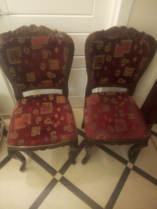 Два крісла різблені
