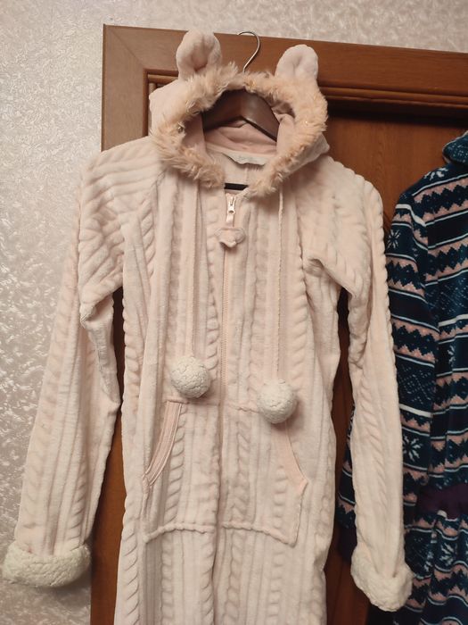Продаю  плащ.классмка.  44раз. Цена 200гр .