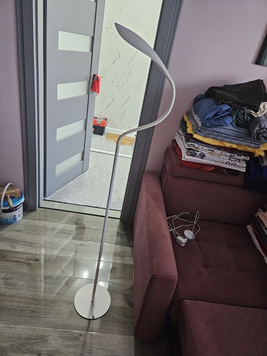 Lampa stojąca biała