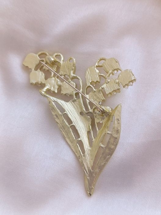 Шикарні брошки конвалія і чортополох Trifari маркування