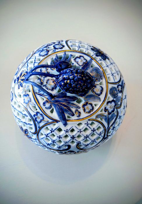 Conjunto de cinco elementos em fina porcelana, tons azul e dourado