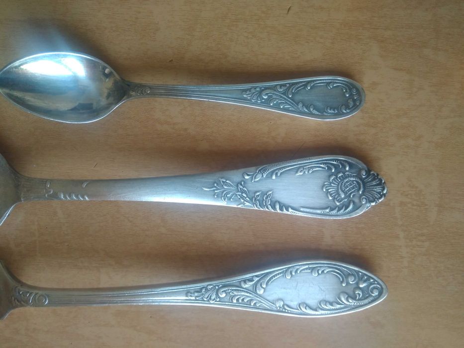 Антикварный мельхиоровый набор столовых приборов: ложки ножи вилки