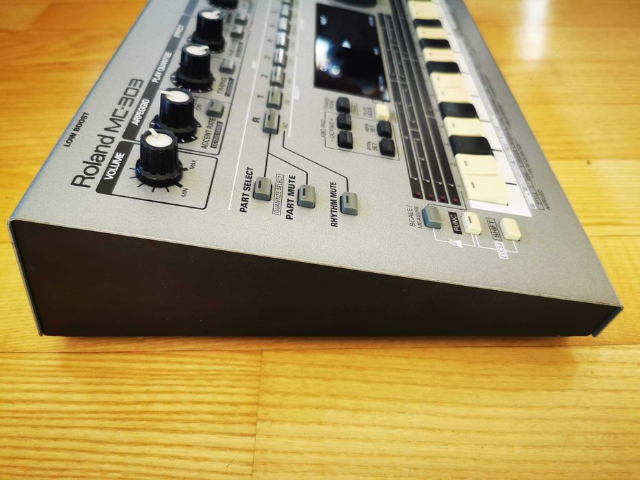 Roland MC-303 MC303 syntezator sekwenser groovebox
