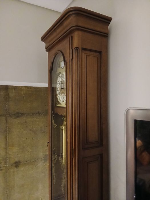 Relogio de pé alto, com pêndulo.