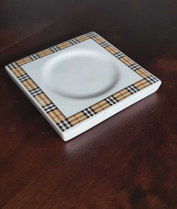 Saboneteira Burberry, nova