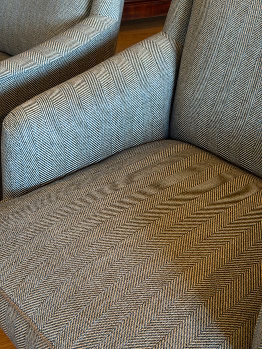 Poltronas azuis com pés de madeira