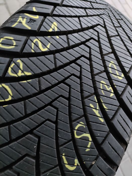 1x Kumho Solus 4S H32 SUV 235/60R18 107V 1 sztuka całoroczna