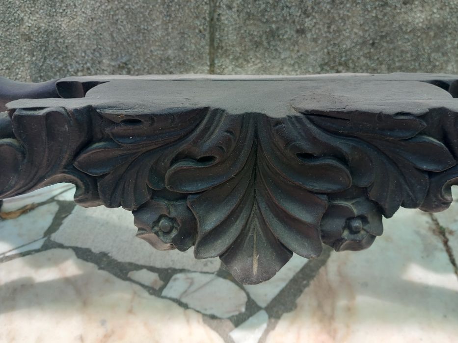 Mesa antiga com tampo de mármore