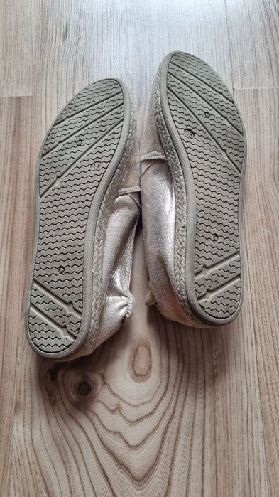 Złote espadryle damskie