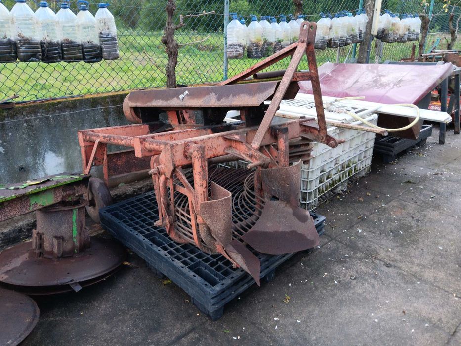 Vendo máquina de arrancar batatas.