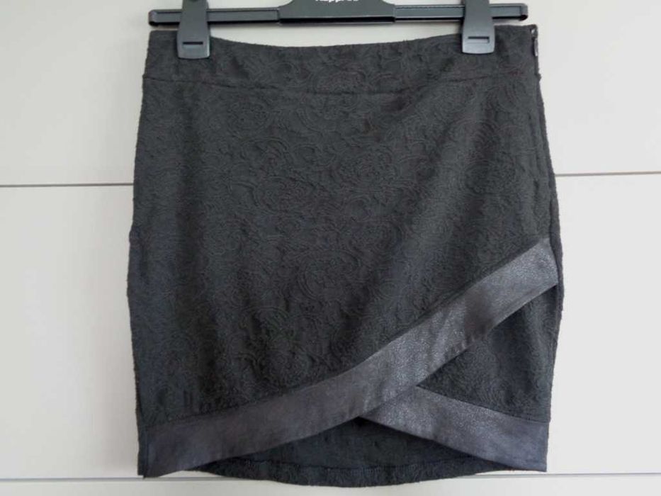 Czarna mini spódnica Stradivarius M