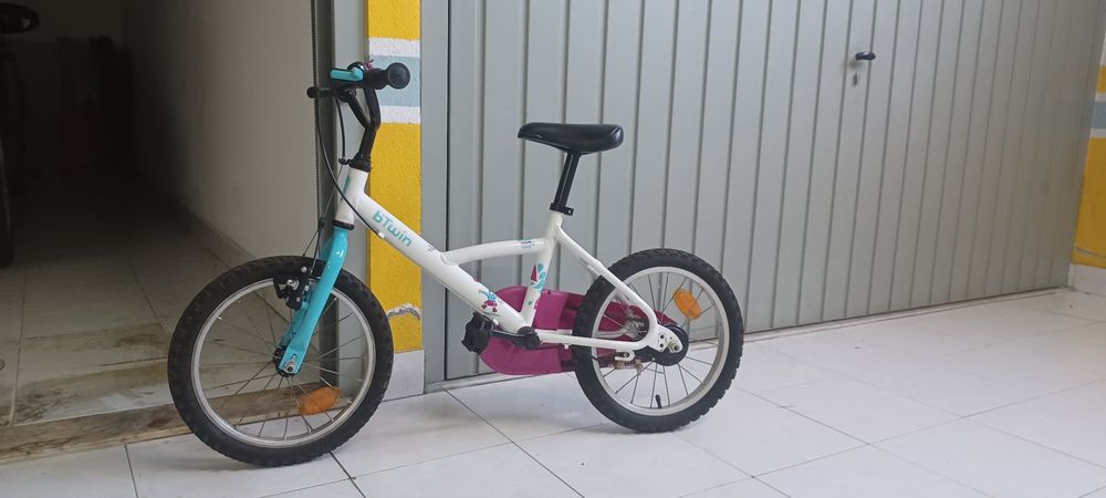 Bicicleta de criança com capacete incluído