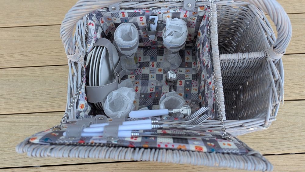 Kosz piknikowy z zastawą dla 4 osób